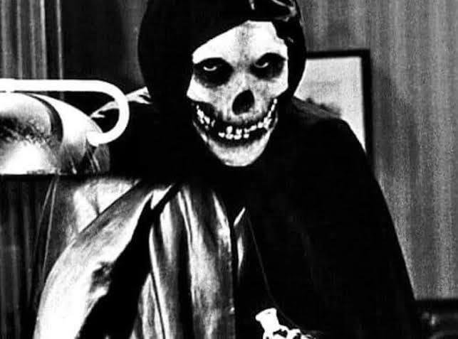 _GabsVersion's tweet photo. Curiosidade: A camiseta que o Yoongi usou hoje é inspirada no símbolo dos The Misfits, que por sua vez remete à cultura punk, resistência, independência, e luta pela liberdade artística.

Nada é por acaso. Um belo lembrete que nossas roupas também são forma de expressão. 🐱 https://t.co/syK5fPVkRD