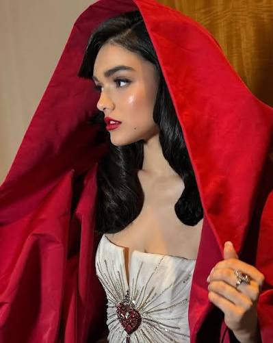 LivePrincesses's tweet photo. Live action Snow White had so much potential. Rachel is so pretty. It is really sad that they went too bright on the dress colors and that they didn't style her hair well. https://t.co/L7uavxRbeF