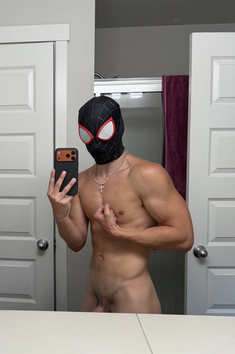 derkslurp15's tweet photo. Amazon didn’t have red masks that would get here this week 🙄 https://t.co/MERwE9wISI