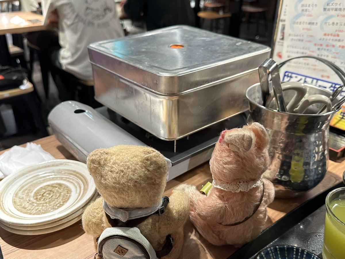taihei_kun's tweet photo. 🐻北陸旅行⑬
#福井 ではカニを食べたよ🦀✨
カニがたくさんのった海鮮丼に大喜び😆

コンロの上には #カニ缶々焼 🦀
フタを開けたら…カニがい〜っぱい‼️😳💕

北陸のごちそうをたくさん食べて、大満足の旅だったよ😋💕

#旅するテディベアたいへい君
#旅するテディベア
#ぬい撮り
#蟹ヱ門 https://t.co/sQwb2NG1K7