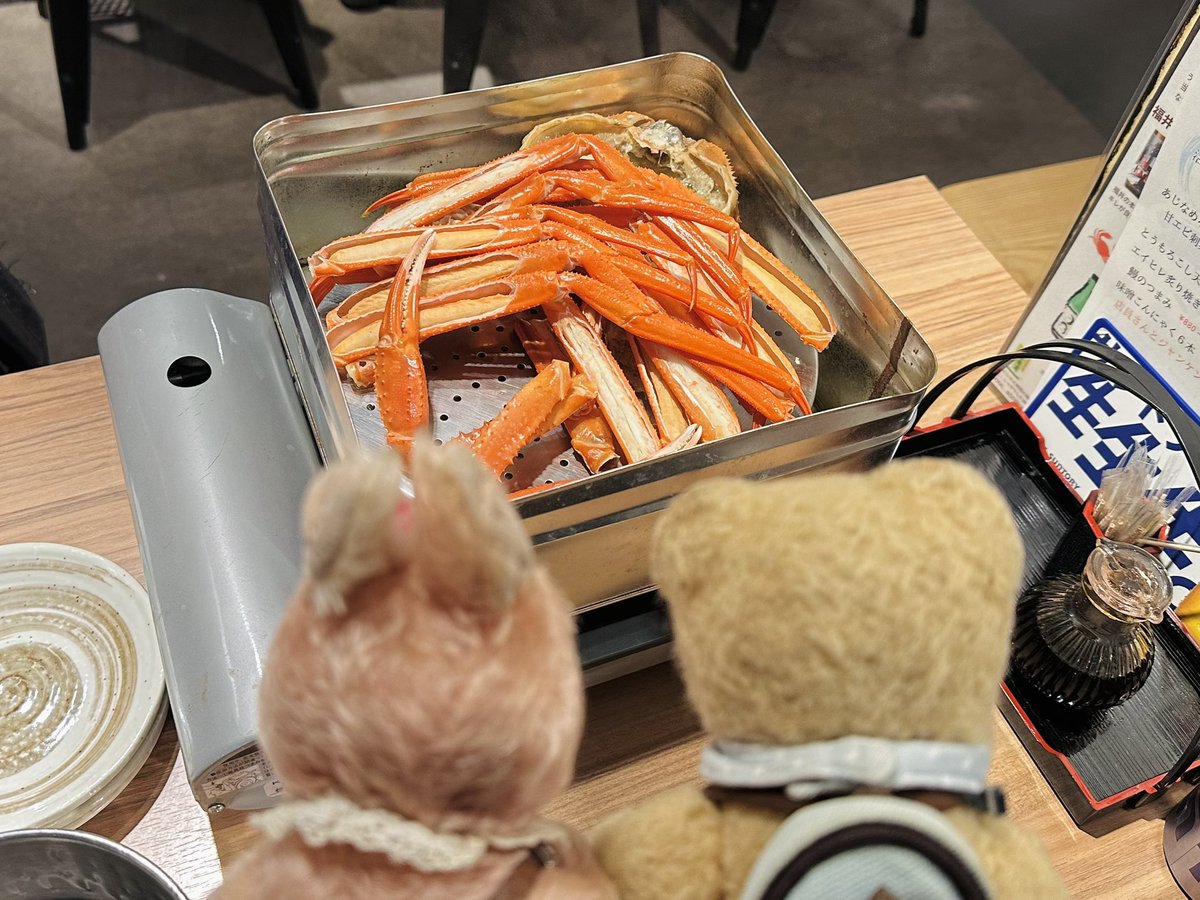 taihei_kun's tweet photo. 🐻北陸旅行⑬
#福井 ではカニを食べたよ🦀✨
カニがたくさんのった海鮮丼に大喜び😆

コンロの上には #カニ缶々焼 🦀
フタを開けたら…カニがい〜っぱい‼️😳💕

北陸のごちそうをたくさん食べて、大満足の旅だったよ😋💕

#旅するテディベアたいへい君
#旅するテディベア
#ぬい撮り
#蟹ヱ門 https://t.co/sQwb2NG1K7