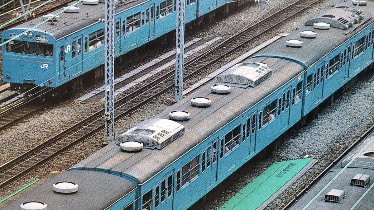 TS708's tweet photo. RF誌'89年8月号より、気になった1枚。

AU712冷改直後のサハ103ですが、妻面から屋根上にかけて、黒っぽい線が4本通っているのが気になります。

冷改時のケガキ線か何かでしょうか？ https://t.co/KkmiX1kSkh