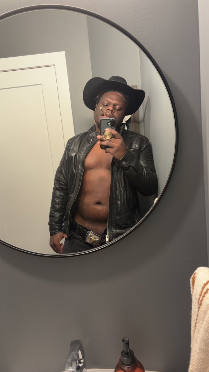 enby_tre's tweet photo. Giddy up 🖤 https://t.co/7PSZMazDBB