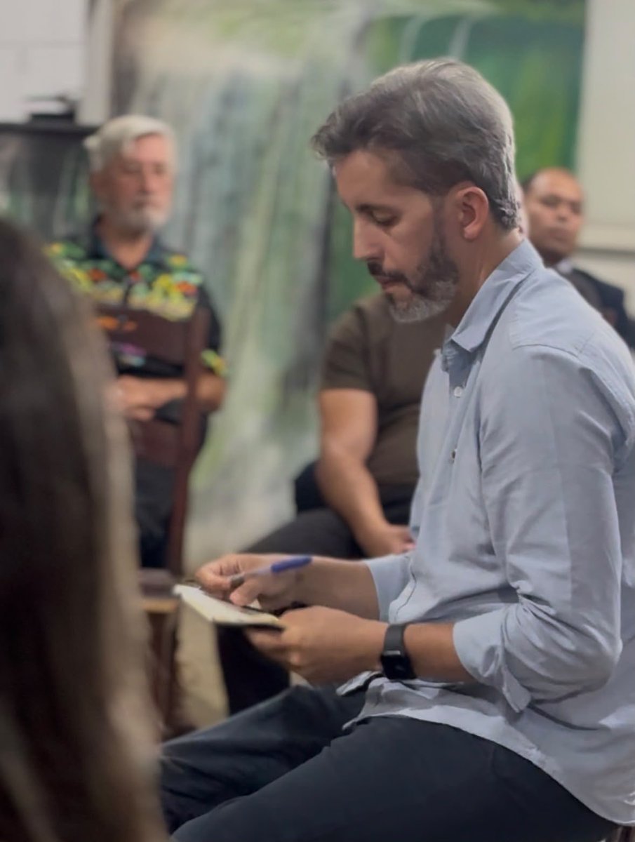 leandrograss's tweet photo. Saindo agora de São Sebastião após nova e valiosa escuta com moradores de diferentes bairros e comunidades. Mais uma vez, o que se ouve é que “falta tudo” e a cidade está abandonada. 

Fui professor aqui e conheço muito bem a região. O povo tem razão. São 8 anos de descaso e incompetência. Mas nós temos projeto, trabalho e persistência. Esse jogo vai virar. Em 2027, começa um novo tempo na capital do país.