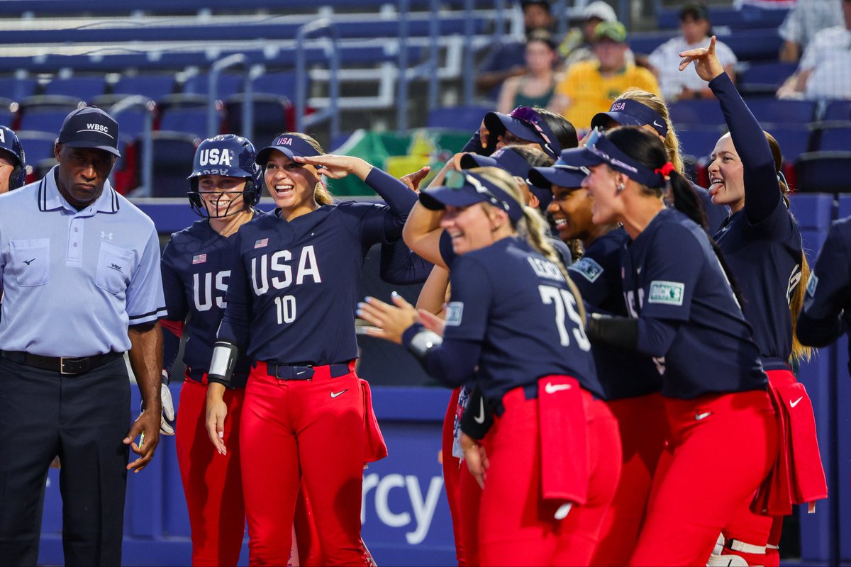 USASoftballWNT's tweet photo. FLY EAGLES 🦅 

🔥 @DejahMulipola tabs the Red, White &amp; Blue’s third home run of the night!

⬇️3️⃣ | 🇺🇸 8 🇦🇺 0 https://t.co/v91B0pWypa