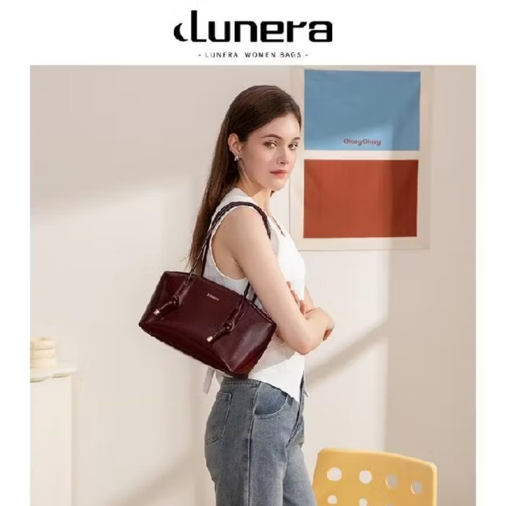 sunflow2_'s tweet photo. TAS YANG BAGUS ITU BUKAN YANG CUMA DIPAJANG‼️ Tapi yang bikin pengen dipakai terus. 

Karena nyaman, gampang dipaduin, dan cocok buat berbagai kesempatan. Model shoulder bag gini jadi salah satu favoritku🥰 https://t.co/mpxhxwLE9J