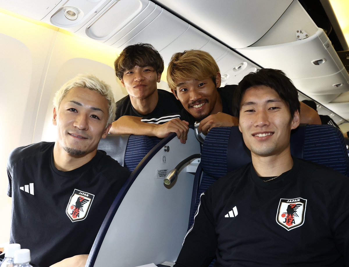 diva2020jp's tweet photo. 日本代表の飛行機や
バスの座席ってどう決めてるんだろ。

中村敬斗×伊東純也  
菅原由勢×久保建英  
三笘薫×田中碧  

仲良しコンビで座ってるイメージある
実際は誰が決めてるのか気になる… https://t.co/gFiAMngLfR