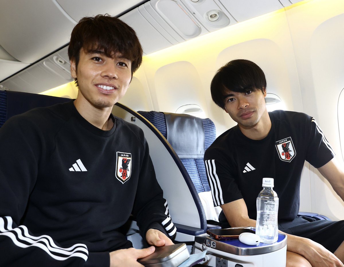 diva2020jp's tweet photo. 日本代表の飛行機や
バスの座席ってどう決めてるんだろ。

中村敬斗×伊東純也  
菅原由勢×久保建英  
三笘薫×田中碧  

仲良しコンビで座ってるイメージある
実際は誰が決めてるのか気になる… https://t.co/gFiAMngLfR