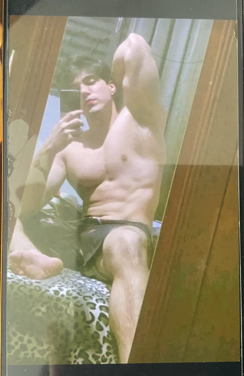 grindrFBI's tweet photo. 🚨🚨¡¡CUIDADO!! 🚨🚨.  Hay un perfil en grindr en mty utilizando estas fotos. Te saca fotos e info y después bloquea sin razón alguna. Tiene muchas banderas rojas para que si les llega a hablar no le confíen mucho. Dice vivir por rep mexicana. https://t.co/Pqaz0EjkoT