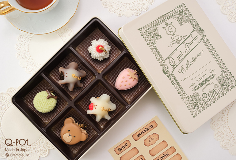 QpotJAPAN's tweet photo. 【Coming Soon…】
クッキー缶のようなデザインの
クラシカルなコレクション缶が登場🍪

ロゴや繊細なアートが描かれた缶は、
6つの仕切り付きでアクセサリー収納が可能。
アンティークなラベルシール付き🖋
https://t.co/6hvx5fwC4V https://t.co/7EIJsbl0aP