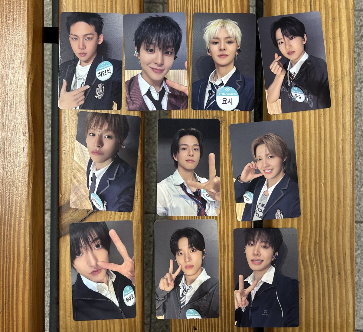 luvjjuns2's tweet photo. TREASURE FOLLOW EVENT 포카
교복 포카 짱이쀼..
#트레저 #더세임 #treasure https://t.co/dcrDTdpDLv