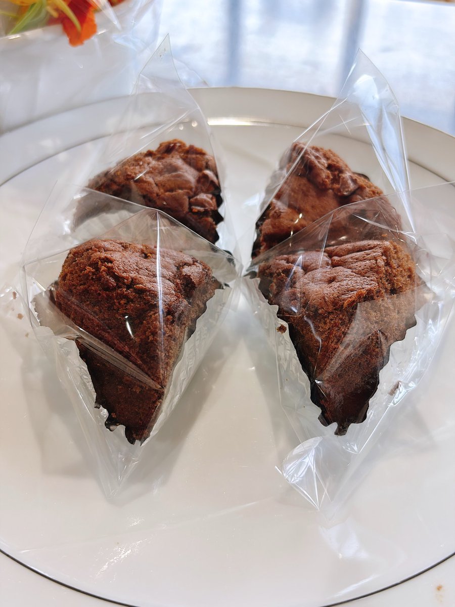 888Yummy's tweet photo. 限定スイーツ

ブルーベリーのプチショコラ🫐

大ヶ生のブルーベリー、有機ココアをたっぷり使ってます

ブルーベリーこ甘酸っぱさと、ビターなカカオの感じをお楽しみいただけたらと思います💕

#ガトーショコラ #ブルーベリーケーキ #チョコレートケーキ #カフェスイーツ #矢巾カフェ https://t.co/N9yZCCIzVP