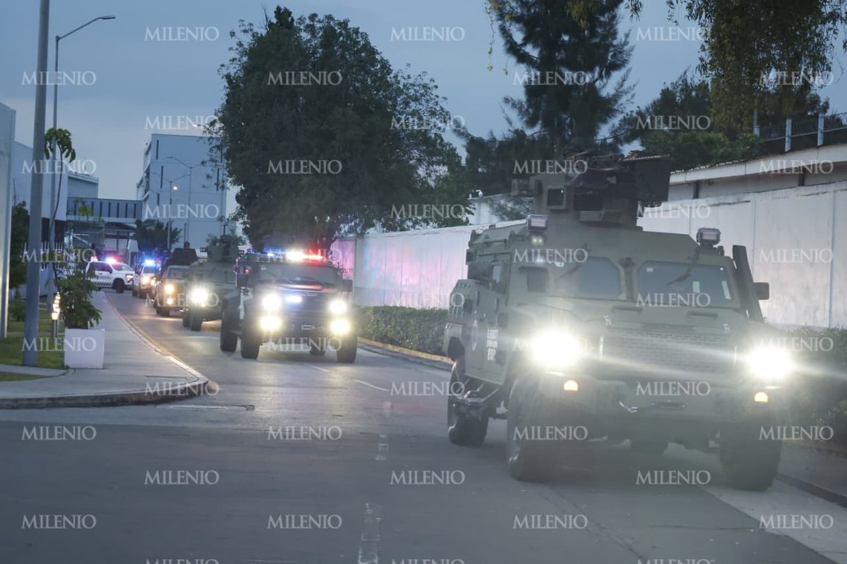 Milenio's tweet photo. 🔴 Así trasladan a ‘El R1’, autor intelectual del asesinato de Carlos Manzo, tras haber sido detenido en Atotonilco El Alto, Jalisco.

Con este arresto, suman ya 31 personas detenidas por el cobarde homicidio de Carlos Manzo. Según las investigaciones, El R1 es identificado como el principal líder de 'Los Rs', una de las células criminales más violentas vinculadas al CJNG.

El grupo tiene operaciones en Apatzingán, Uruapan y Morelia, en el estado de Michoacán, así como en Jalisco. El hombre es señalado como el autor intelectual del homicidio del exalcalde de Uruapan. Fue detenido después de meses de trabajos de inteligencia e investigación, informó Omar García Harfuch, titular de la Secretaría de Seguridad y Protección Ciudadana.

📲 Lee y comparte la información https://t.co/VVfCElI8Ov

📸 Gabinete de Seguridad