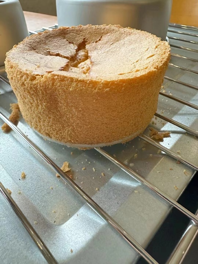 JessieWyan93647's tweet photo. Just pulled the fluffiest vanilla butter cake out of the oven — the smell in my kitchen is chef’s kiss!  Can’t wait to frost it with rainbow sprinkles for this weekend’s brunch. https://t.co/BzpmVwGebv