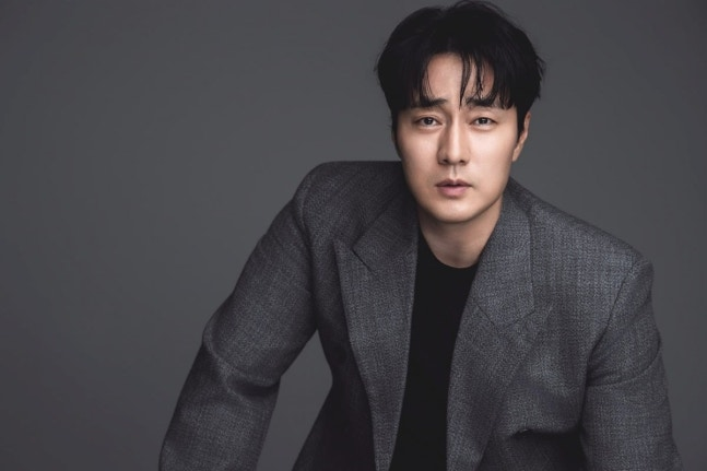 infodrakor_id's tweet photo. So Ji Sub akhirnya buka suara soal kabar dirinya yang memberi hadiah emas untuk para staf dan pemain drama Agent Kim Reactived

Menurutnya, hadiah itu bukan buat pamer, tapi murni sebagai bentuk rasa terima kasih kepada semua orang yang sudah bekerja keras di balik kesuksesan drama tersebut. 

"Aku sudah lama berkecimpung di dunia akting, dan makin sadar kalau sebuah karya itu nggak mungkin berhasil cuma karena satu orang. Jadi aku ingin memberikan sesuatu yang bisa jadi kenang - kenangan sekaligus ungkapan terima kasih. Lagipula, hadiah emas memang biasanya responsnya paling bagus" 

Saat ditanya soal kemungkinan dapet Daesang di SBS Drama Awards, So Ji Sub juga menunjukkan sikap rendah hati. Dia mengaku sama sekali tidak terlalu mengejar penghargaan. "Jujur aku nggak punya ambisi soal penghargaan. Kalau memang ada yang pantas mendapat apresiasi, aku justru berharap itu untuk seluruh tim Agent Kim Reactived. Yang paling penting buatku, drama ini sukses sehingga semua orang yang terlibat, baik pemain maupun staf, bisa mendapatkan hasil dan penghargaan yang layak atas kerja keras mereka."

Sederhana, rendah hati, dan nggak lupa sama orang-orang di balik layar. 👏🥹

https://t.co/1xGTCVpcNz