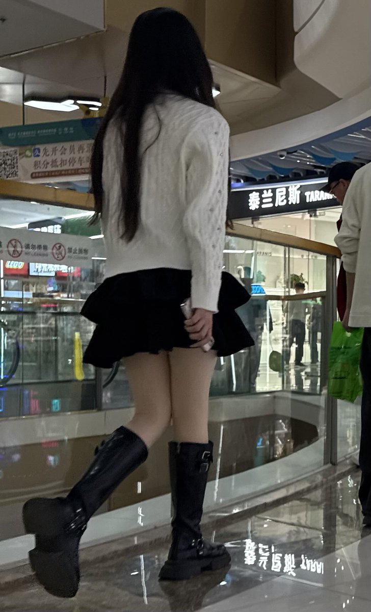 Liuliu6bk's tweet photo. 高筒靴，小短裙 https://t.co/BvIr8pkrk1