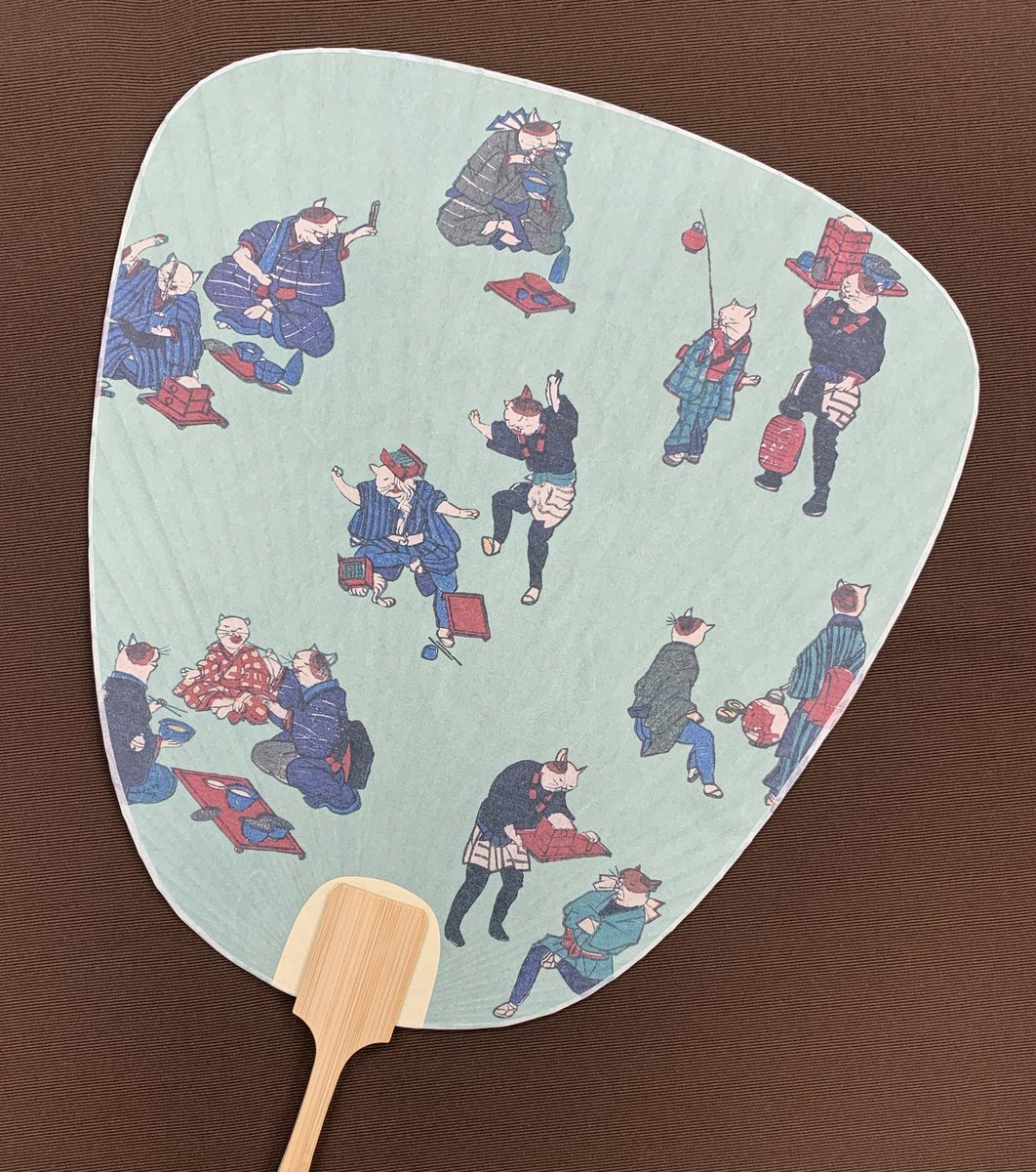 ukiyoeota's tweet photo. 【グッズ紹介】蛸踊りと猫のお蕎麦屋さんの団扇。太田記念美術館の受付にて税込1,350円で販売中です。暑い夏の季節を蛸や猫たちと一緒に過ごしませんか？実物の作品も「アニマル＆モンスター」展にて8/23まで展示しています。展覧会のお土産としても是非。 https://t.co/WFXBYoli3t