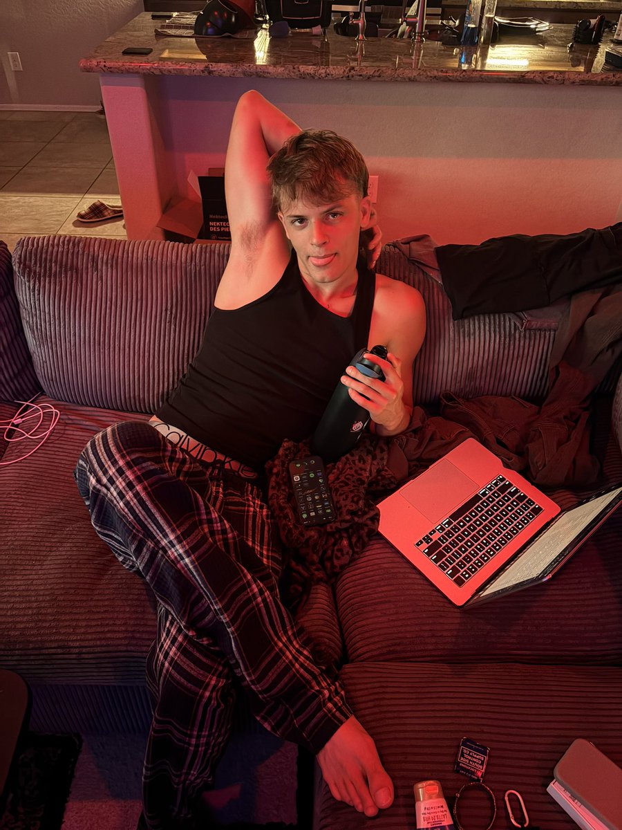 bruhhedward's tweet photo. doin sum workk https://t.co/FhIHaWMl1r