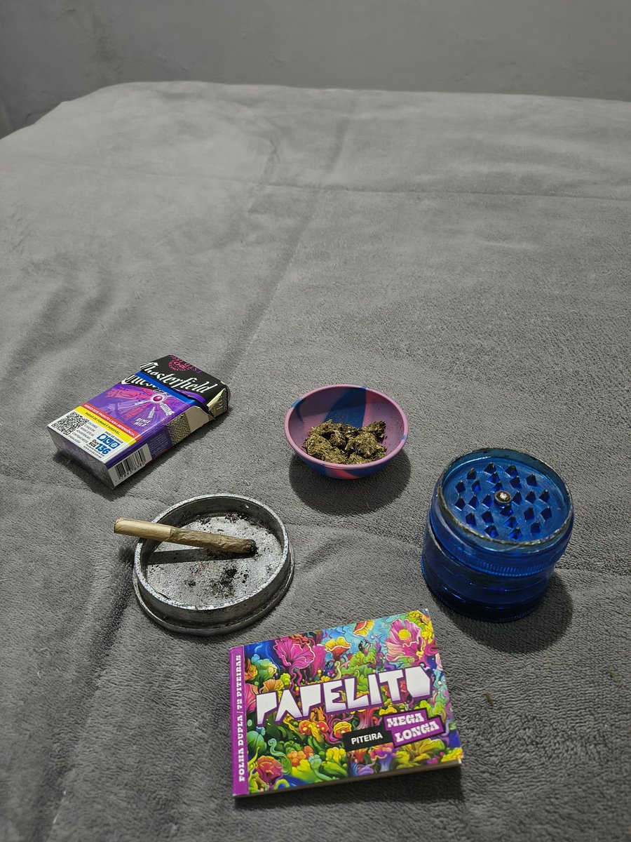 melancomanias's tweet photo. fumando um prensadao na casa do homem que quer casar comigo https://t.co/57p9FtOUjC