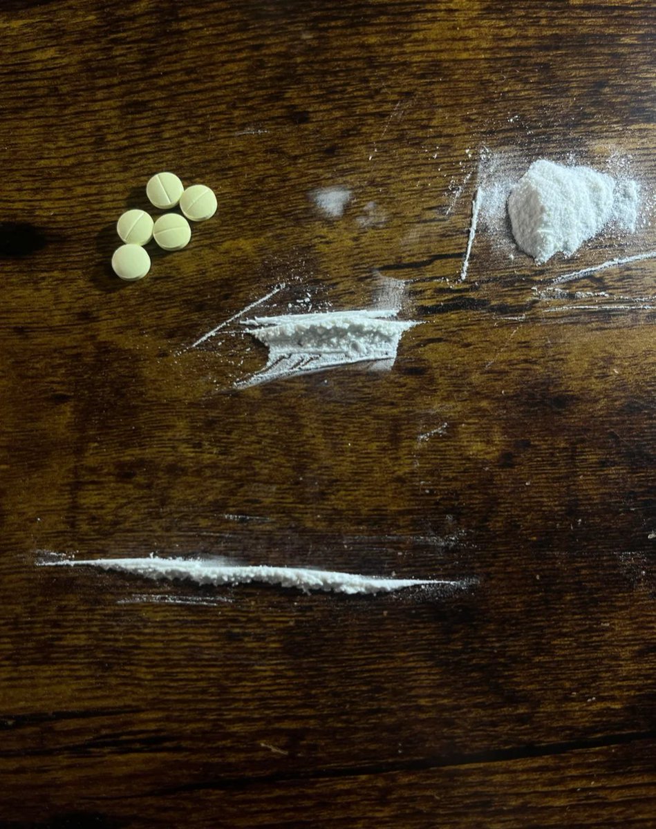 yunglb030's tweet photo. Doing lines 😍do you guys  tell your doctor about your drug use ?  #drugstwt #drugtwt #coketwt https://t.co/NqNllFaeTG