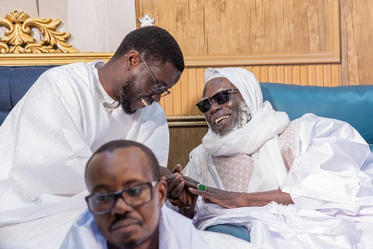 mhdbellevie's tweet photo. T'es enrhumé, tu sais que t'es enrhumé, mais tu donnes quand même la main au Khalif. lii dou yoone .
Fii ba Magal dii passé bougn deeg seugn bii daffa sothie naak gnoune kii kafou gnoussi fowou gnoussi .
Un . Un - https://t.co/zWwEUtGqA6