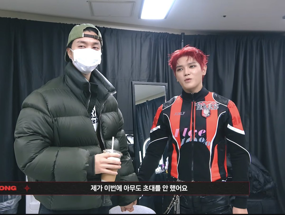 mecharoses's tweet photo. johnny and taeyong holding hands…important… https://t.co/VwlCeStJl0