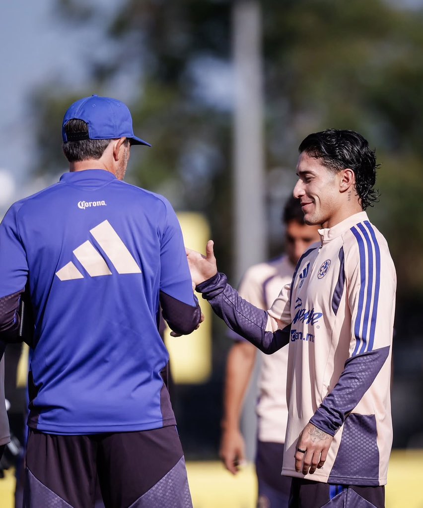 17TITULOSDELIGA's tweet photo. Profe Almada ya llegó su #10. 

@AlexZendejas8  @ClubAmerica https://t.co/q9kxP0qE2D