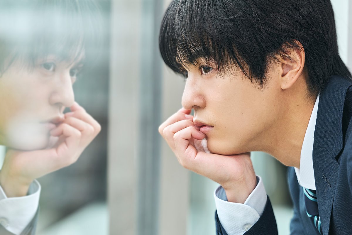 fast_japan_'s tweet photo. #奥野壮 さんのアザーカットを公開📸

物憂げに頬杖をつく表情や
ガラスに映り込む儚げな横顔...🫧
記事未使用のカットをたっぷりお届け！！✨

スーツ姿から滲み出る大人の色気、
余すことなくお楽しみください💄

@okuno_so_
@suidora11

#FAST #今夜もシリアルキラーと待ち合わせ #今夜もシリ待ち https://t.co/SbXiM7IuG4