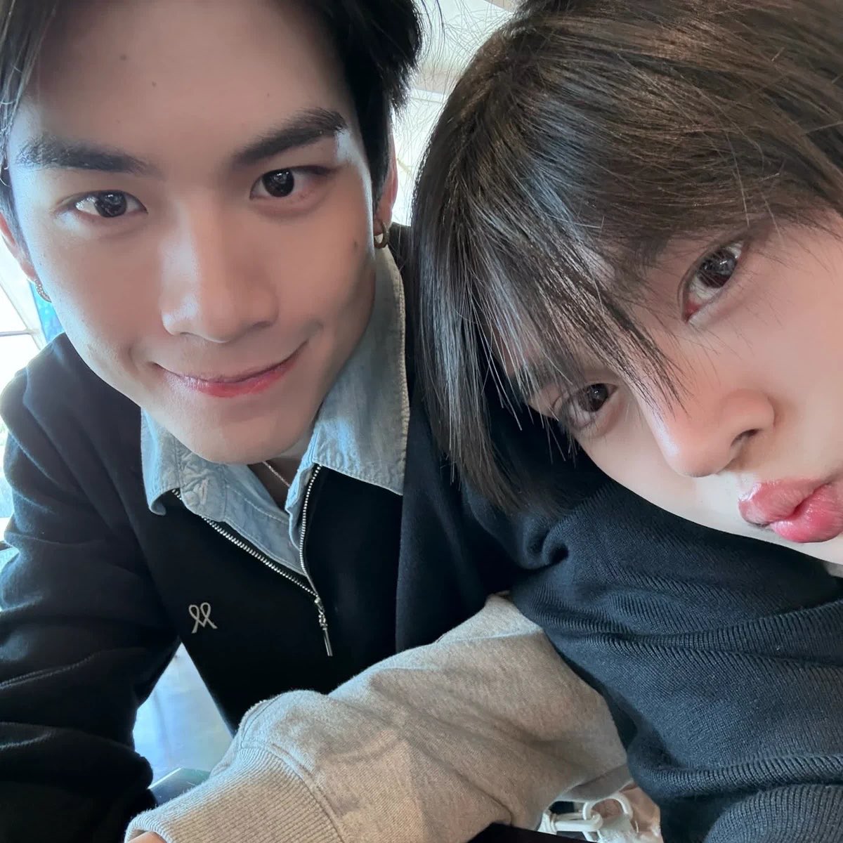 iuvnorth's tweet photo. something happened in shanghai that made them act like a married couple https://t.co/yAuO40GNw2