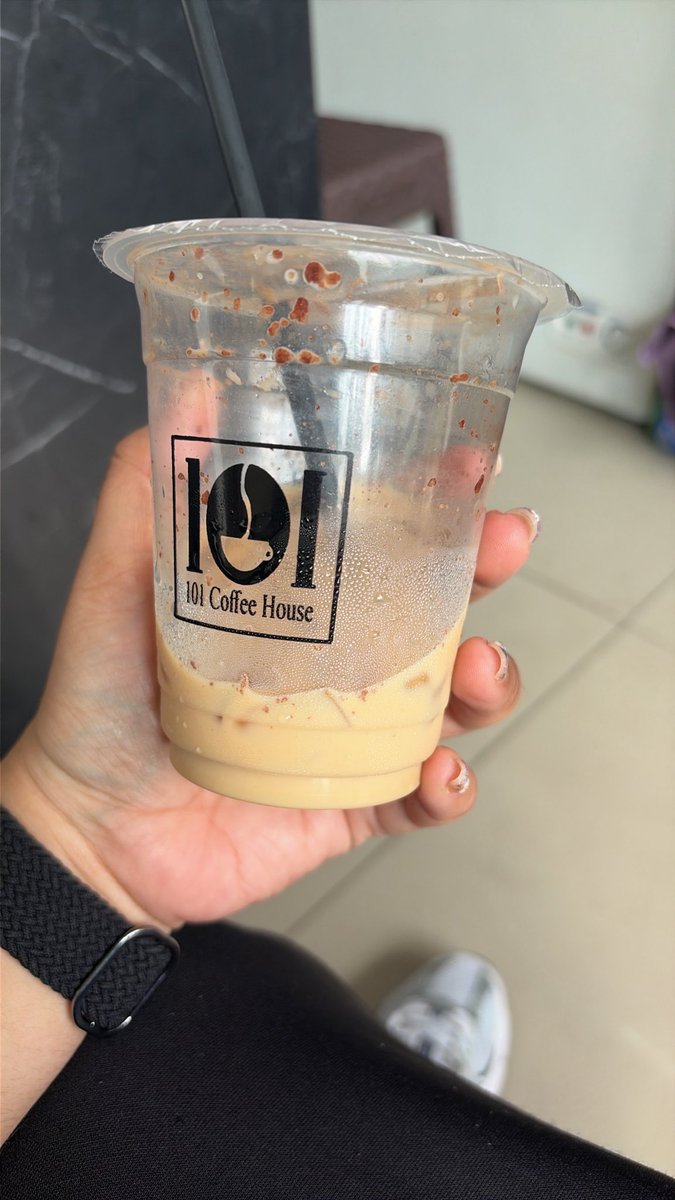 perikicyil's tweet photo. hal pertama yang kulakuin karna ga mood : duduk di belakang counter cafe (untuk karyawannya dh akrab) https://t.co/tUFqip2byW