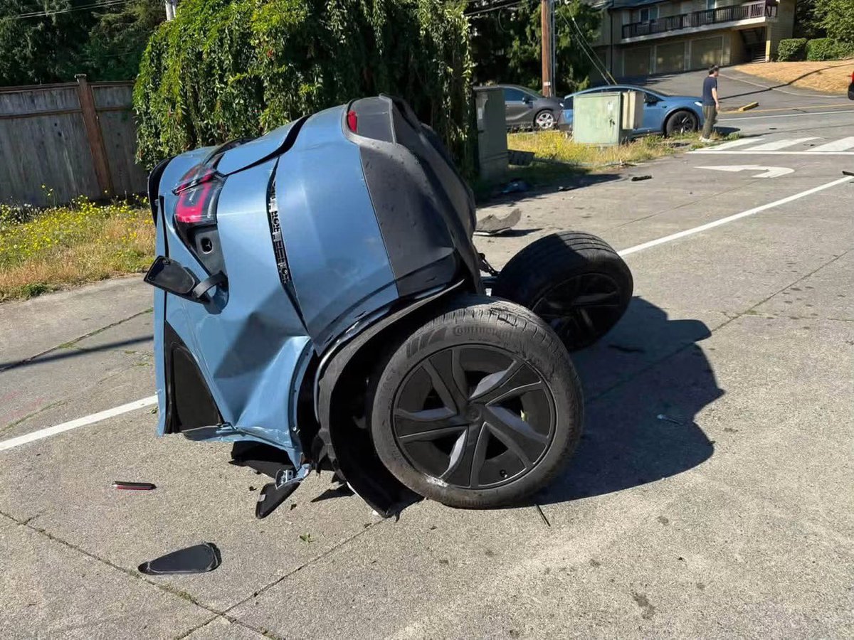 JoprTR's tweet photo. 💀 FSD devredeyken Tesla Model X ikiye ayrıldı!
Washington / Issaquah — 29 Temmuz 2026 🚨

📋 Kazanın Özeti:
🚗 Araç: Tesla Model X (FSD Supervised aktif)
🚙 Çarpılan: Cadillac Escalade
↩️ Tesla aniden karşı şeride geçti
🏔️ Ardından yol kenarı hendeğe savruldu
✂️ Arka bölümün ~1/3'ü gövdeden KOPTU
🙏 Yaralanan veya hayatını kaybeden: YOK

⚠️ Tesla ne diyor?
"FSD Supervised = Tam otonom DEĞİL"
"Sürücü her an müdahaleye hazır olmalı"
"Sorumluluk sürücüdedir" 😬

🤨 Ama şunu anlayamadık:
Sistem "Supervised" ise
Sürücü neden müdahale etmedi? 🙄
Sistem "güvenli" ise
Neden karşı şeride geçti? 🧐

🔍 Soruşturmada incelenecekler:
▪️ Yazılım versiyonu
▪️ Telemetri verileri
▪️ Hız & sürücü müdahalesi
▪️ Şerit değiştirme nedeni
❓ Kamuoyuyla paylaşılacak mı? Belirsiz 😑

📊 Bağlam:
Fransa FSD'nin AB onayına karşı çıktı (1 hf. önce)
Hollanda FSD'ye onay verdi (1 ay önce)
Tesla FSD özelliklerini sessizce sildi (2 ay önce)
Şimdi bu kaza... 💀

"Full Self-Driving" adı biraz ironik değil mi? 😏

#Tesla #FSD #TeslaKazası #OtonomSürüş
#ModelX #Issaquah #AutonomousDriving #TSLA

https://t.co/G1sq6LC3Dk