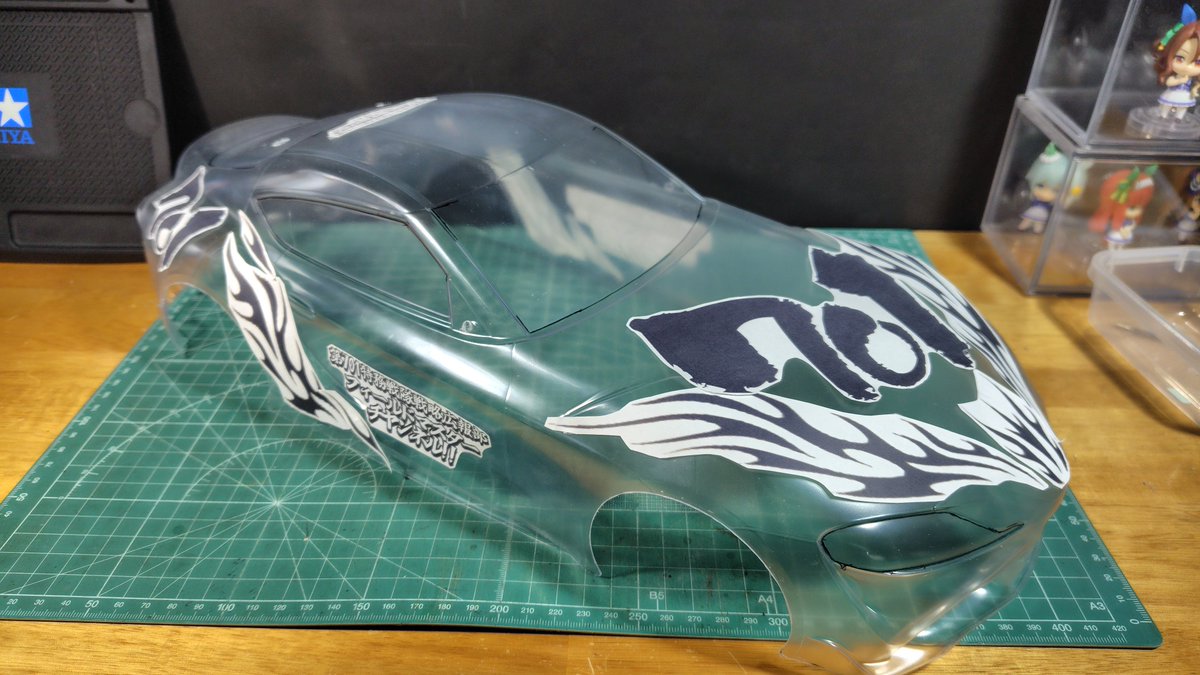 701_FIELDMASTER's tweet photo. 本日のラジ活✨出勤前の一仕事🔧
タミグラ用のボディー製作のつづき👍
ボディーのマーキングレイアウトを考える😌
先に作ったボディーと比べつつ、大きさ等を適正化していく
ミニ四駆で作ったデザインを使っているが、これも中二病爆発だな😄💦
#タミヤRC 
#GRスープラ https://t.co/B0p6Su9RQR
