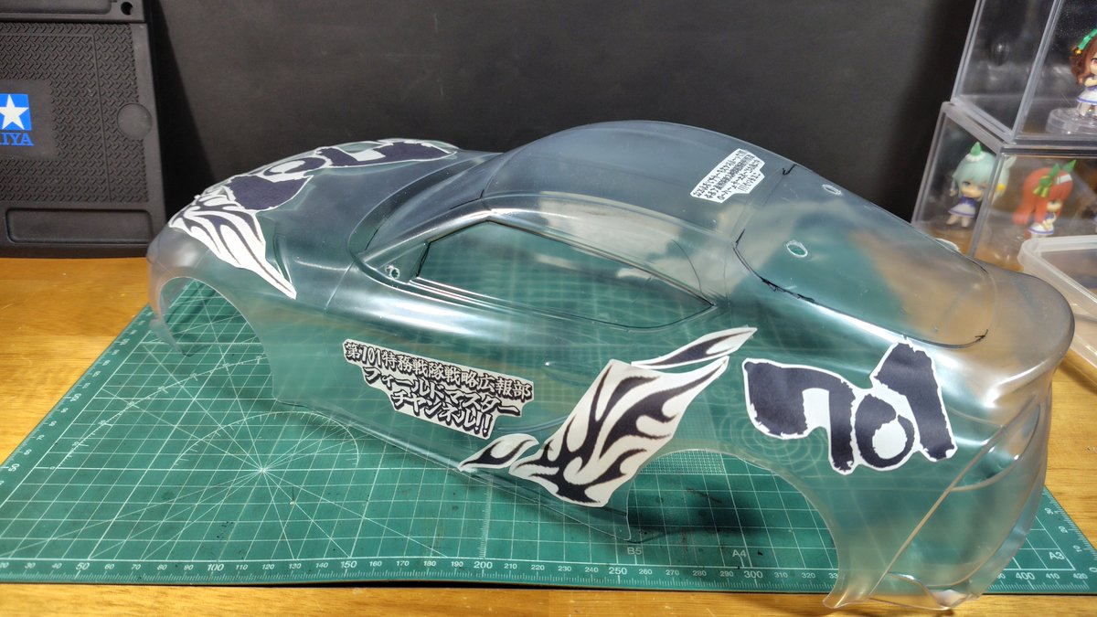 701_FIELDMASTER's tweet photo. 本日のラジ活✨出勤前の一仕事🔧
タミグラ用のボディー製作のつづき👍
ボディーのマーキングレイアウトを考える😌
先に作ったボディーと比べつつ、大きさ等を適正化していく
ミニ四駆で作ったデザインを使っているが、これも中二病爆発だな😄💦
#タミヤRC 
#GRスープラ https://t.co/B0p6Su9RQR