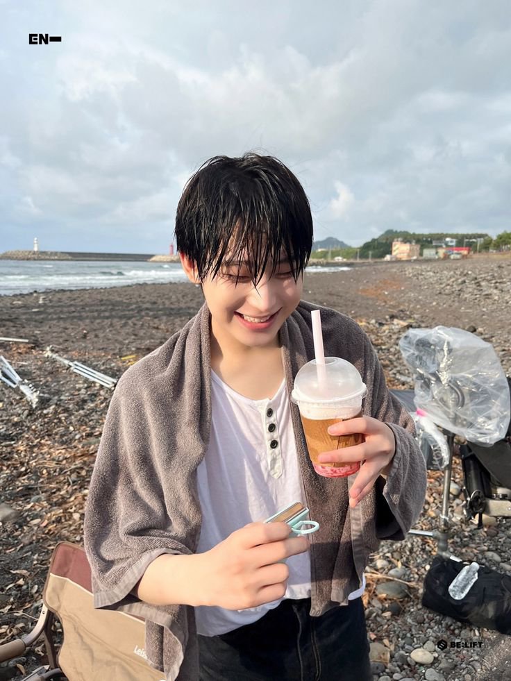 woniedise's tweet photo. @auliawonie189 huhu dd selamat ulang tahun.. sunooo sayang semoga kamu selalu dikelilingi hal hal baik yaa 🫂💗 semakin disayang semua orang dan member enha juga tentunya <3 sehat selalu my dd 🤧 oiya, semoga ga dijailin terus deh sm sunghoon (walau mustahil) :3 https://t.co/4jCovnxYia