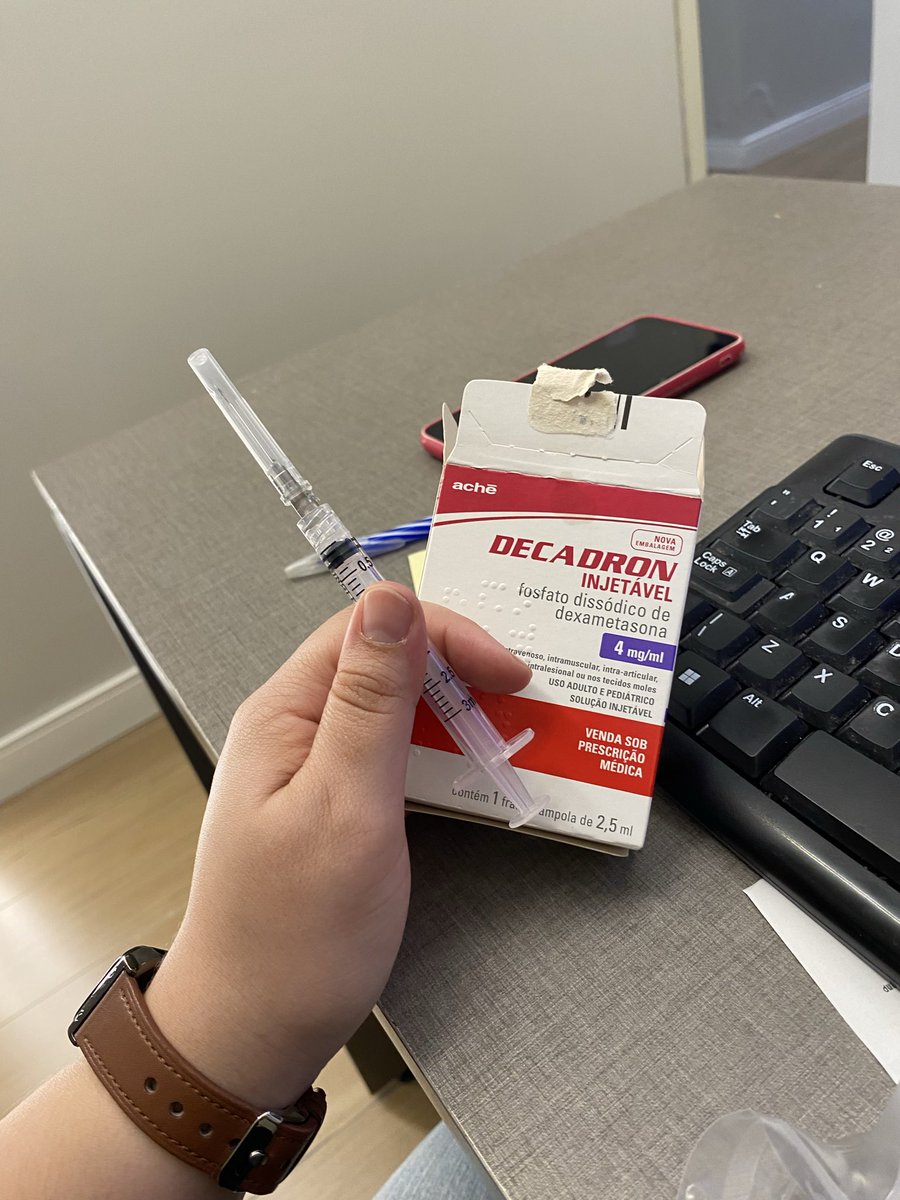 liilimacedo's tweet photo. eu tava com uma dor mt grande no meio das costas ... hoje acordei com uma dor fodida na lombar de não aguentar andar, comprei uma injeção e pedi pra aplicarem em mim no escritório mesmo kkkk me sinto bem melhor kkk o dia hoje sendo de altar aventuras https://t.co/GlbeI7ZuQi