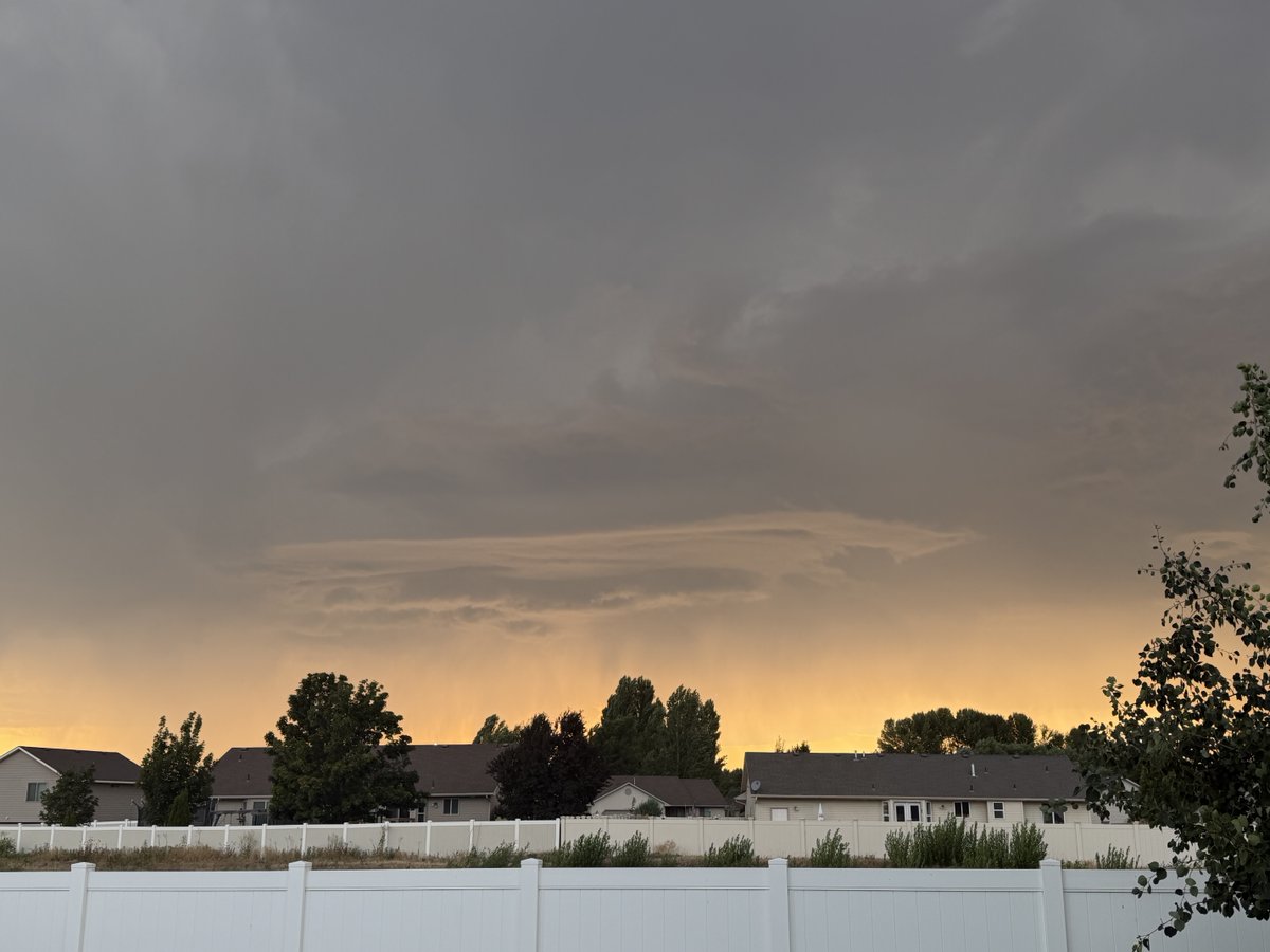JimDudWeather's tweet photo. Better looking structure at 2010. Due west of my position 2 west of Iona. #idwx ⁦@NWSPocatello⁩ https://t.co/0SehZx3LSp