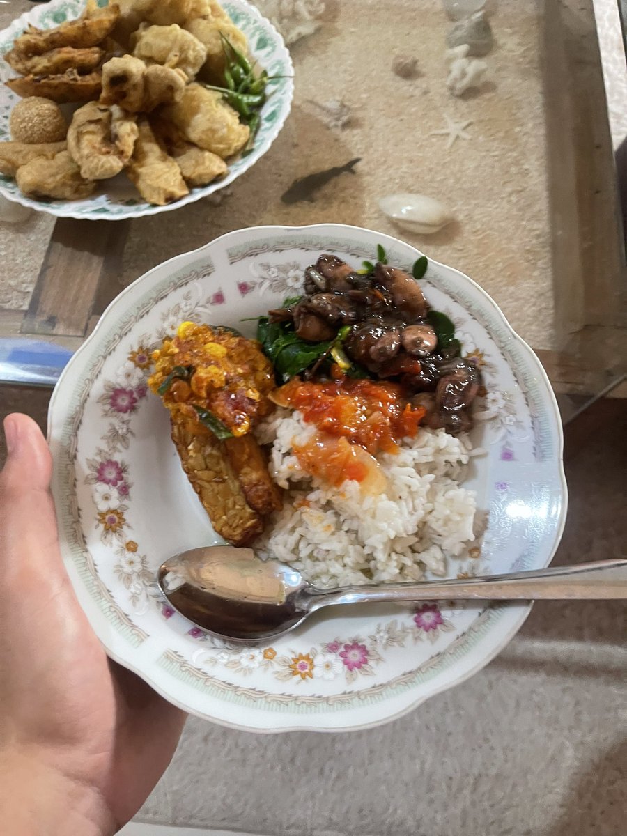 curuttringroad's tweet photo. justru ini comfort food https://t.co/x9pAthJjdS
