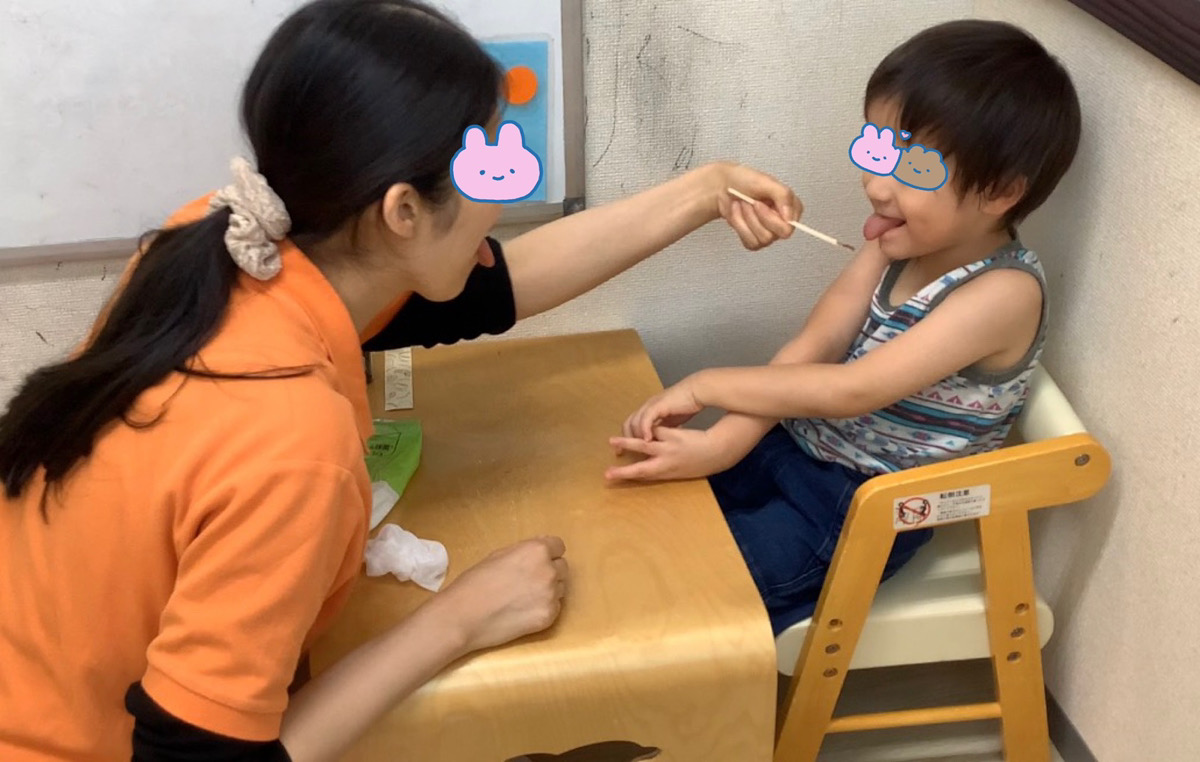 terapokemisato's tweet photo. 教室の風景：🍫「おいしい！」が発音の練習に😊 https://t.co/PRkMIev3mI #amebaownd https://t.co/vuP3b2CTLM