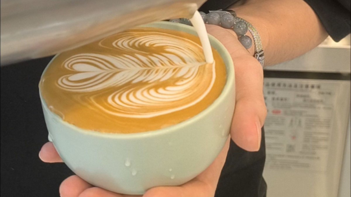FredricSweden's tweet photo. Just me, a warm latte and my favorite playlist on this lazy Sunday afternoon  Soaking up every chill, unplanned moment ， https://t.co/c6fvr9LA5X