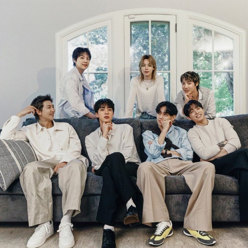 TheePopCore's tweet photo. BTS occupies the Top 2 spots on both the Worldwide and European iTunes Song Charts.

— "Aliens" remains at #1 for a second consecutive day, while "NORMAL" rises to #2 on both charts. https://t.co/rCPby4vrdL