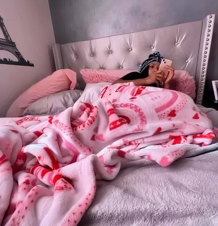 eliza___v's tweet photo. The feminine urge to stay in bed this entire weekend &amp; literally do NOTHING. https://t.co/qGpfqCZsQ0