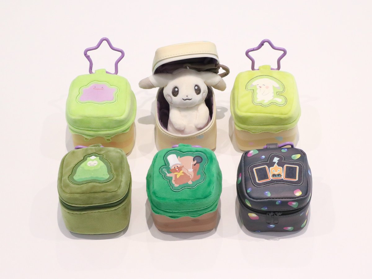 pokemon_pdc's tweet photo. 🟩🟩🟩⬛🟩⬜🟩🟩🟩⬛🟩⬜
8月5日（水）、『ぽこ あ ポケモン』の新しいグッズがポケモンセンター&amp;ポケモンセンターオンライン に登場❕
🟨🟩🟫⬛⬜⬜🟨🟩🟫⬛⬜⬜

今回もとってもかわいいね〰️
カバン等につけたり貼ったり、自由に楽しもう〰️

くわしくはこちら👇
https://t.co/Y3G9xmUXrb https://t.co/qKFG0zQqgg