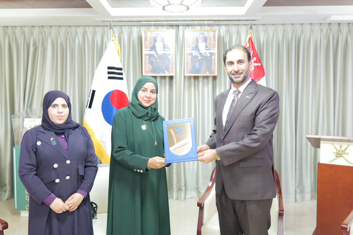 oman_seoul's tweet photo. استقبلت السفارة وفدا طلابيا من جامعة صحار المشاركين في الرحلة الطلابية للطلبة المتميزين والمتفوقين لجمهورية كوريا.تعرف الطلبة على العلاقات العُمانية الكورية المتنامية، وتم دعوة الطلبة  الاستفادة من هذه الرحلة للتعرف على التجربة الكورية في الجانب التعليمي وتنمية مهاراتهم المعرفية. https://t.co/AewJkdO6FX