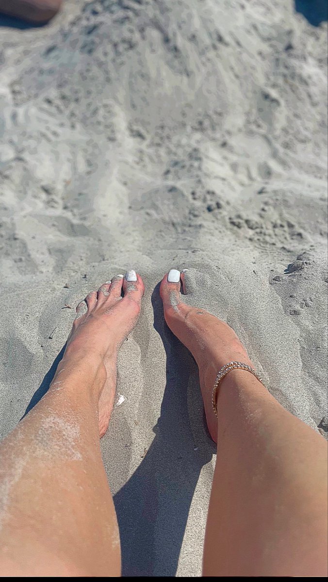 TastySinners's tweet photo. TastyMunchkey wants to know what color should she paint her pretty toes. What’s your favorite color. Comment below 😉 https://t.co/uadPJ3bmyM