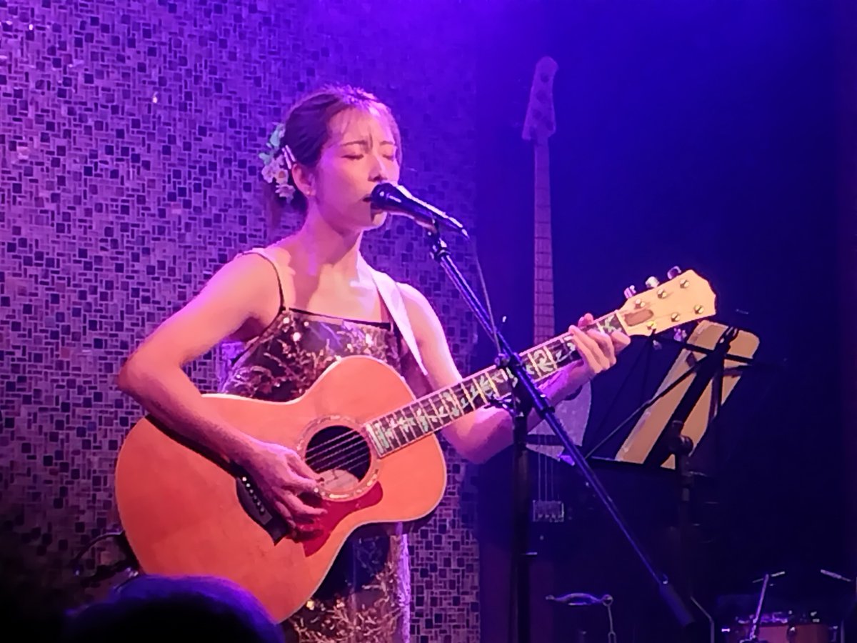 vyd00370's tweet photo. 昨日7月30日は、JUNさんが出演するライブ「新曲書き下ろし企画「夜景」第二話」をGRAPES KITASANDOで見ました。
出演者は４人で、JUNさんは最後の出演でした。
「夜景」がテーマでしたが、出演者の方それぞれ思いが違うようで、出演者の方のイメージする夜景の曲を聞くことができました。
JUNさんは、いつもギターの弾き語りですが、この日はカラオケ音源での歌を披露してくれました。
私は、JUNさんがギターを持たずに歌うのは、はじめてだったので、新鮮な感じがしました。
楽しいライブでした。
#JUN #GRAPES KITASANDO