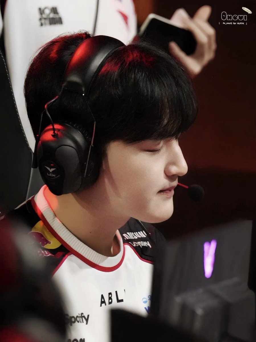 mybotduo's tweet photo. a pro-gamer’s side profile btw https://t.co/JoEnykylVm