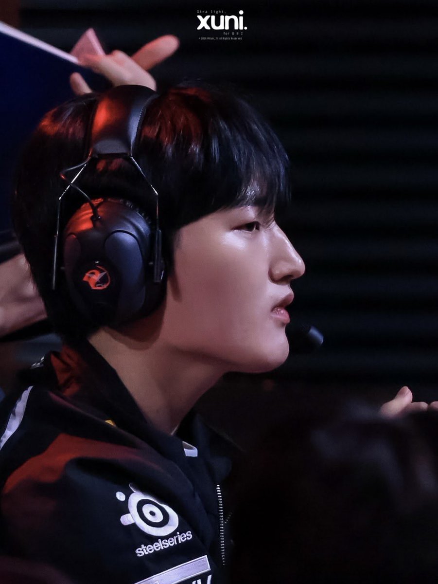 mybotduo's tweet photo. a pro-gamer’s side profile btw https://t.co/JoEnykylVm