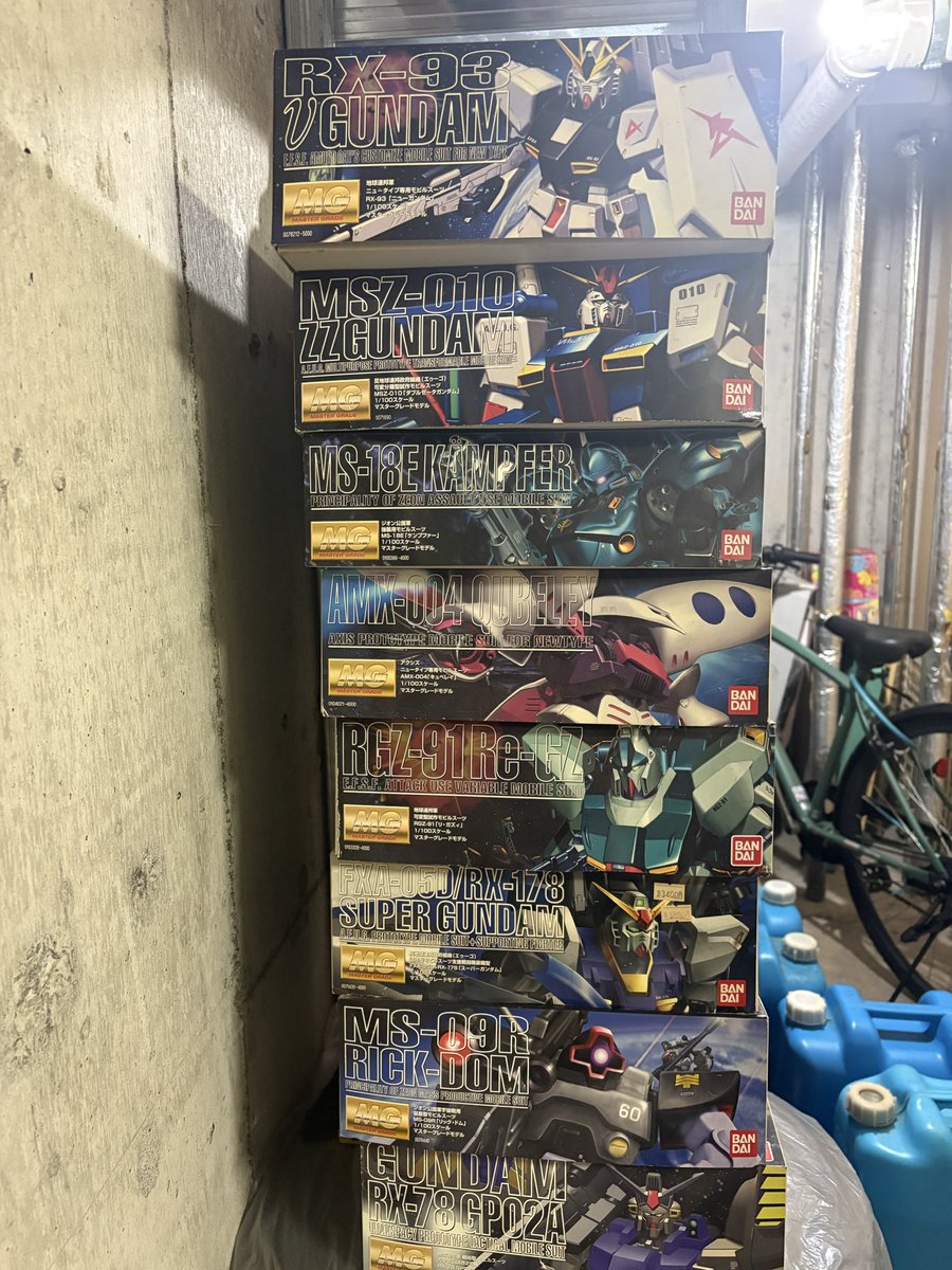 daifather's tweet photo. 今こそ物置の中の封印を解く！
その1

約20年前に組んだキット達
スーパーガンダムが3400円の値札付いてたり。
今じゃ買えない値段笑
中身は今度載せます

#ガンプラ
#ガンダム https://t.co/ZSFpsRmiOa