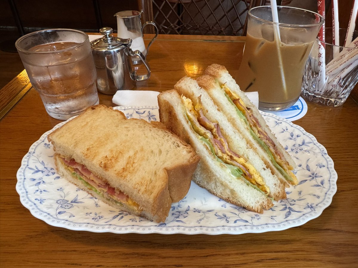 yfa62511's tweet photo. 早めの昼休憩だったので、客が少ないはずと踏んでいつものカフェへ☕️🐼✨
目論見通り客はわいのみ、周りでぷかぷかしてたらまだ欲しくなりそうではあるからね☕️🐼✨ https://t.co/amrgwjUr6B