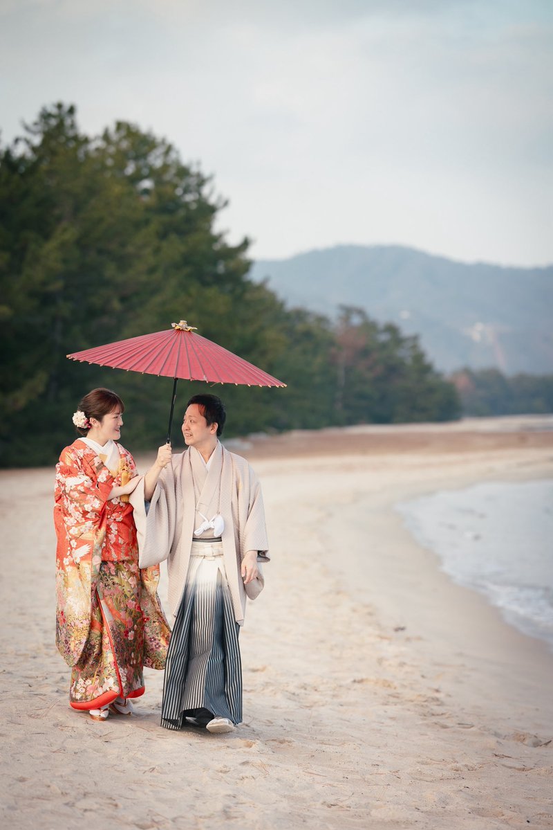 _JustWedding's tweet photo. 海辺を和装で歩く非日常＿＿＿＿

肩を並べて歩く何気ない瞬間がとっておきの一枚に

衣装展示会 開催中⬇️
         https://t.co/Tt4Mu6ihVj

 #ロケーションフォト
 #和装
 #天橋立 https://t.co/giJhD4v7t4